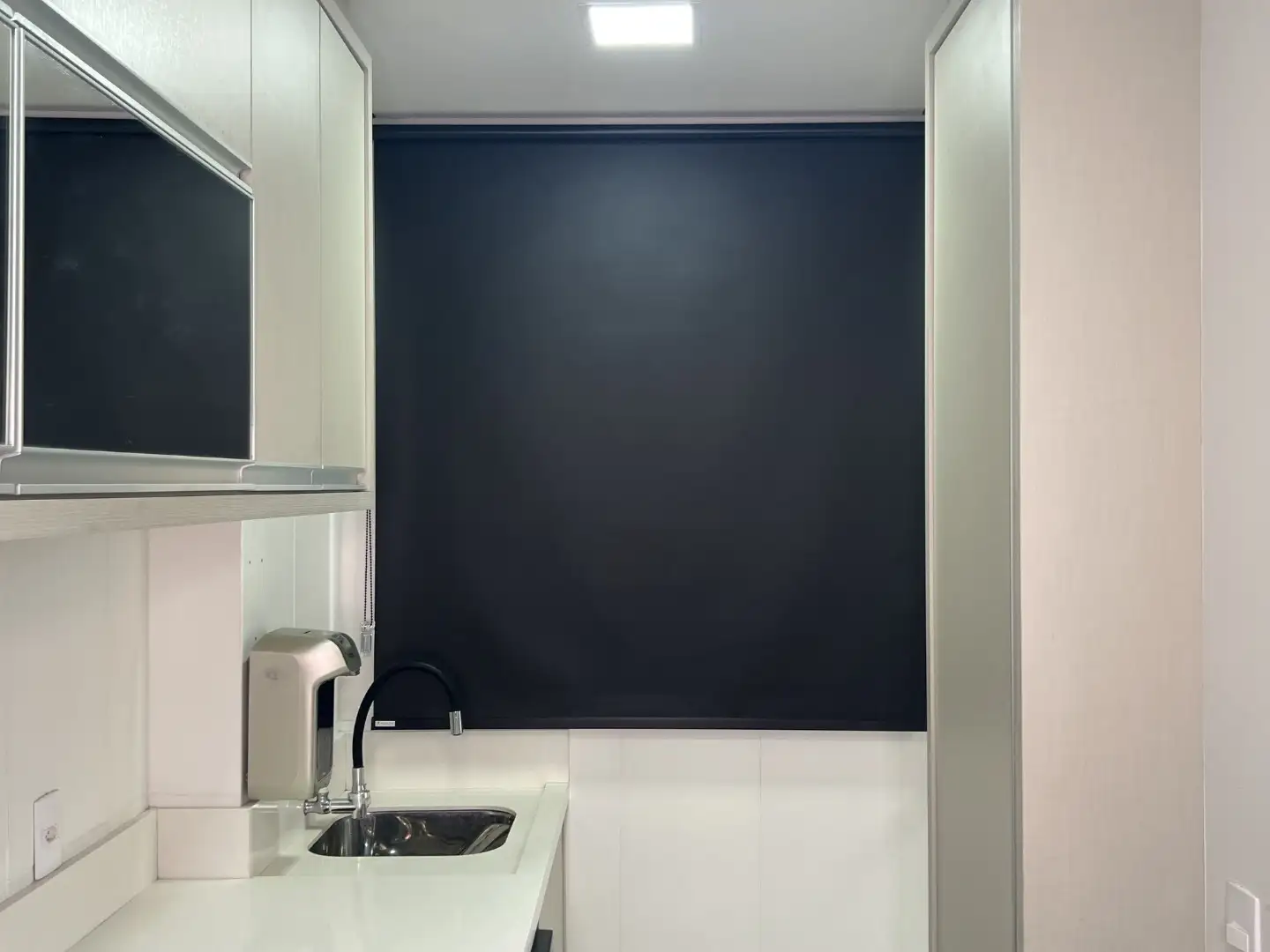 Persiana Rolô Blackout Pinpoint Preto